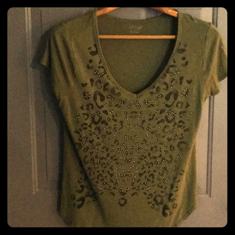 Apt 9 v-neck leopard shiny tee
